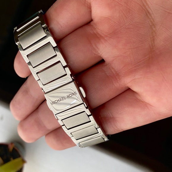 Women’s MK watch - Picture 3 of 4